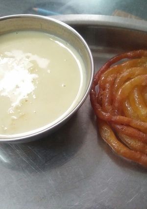 A picture of Vanilla Rabdi With Kesari Jalebi.