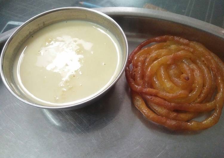 Steps to Make Speedy Vanilla Rabdi With Kesari Jalebi