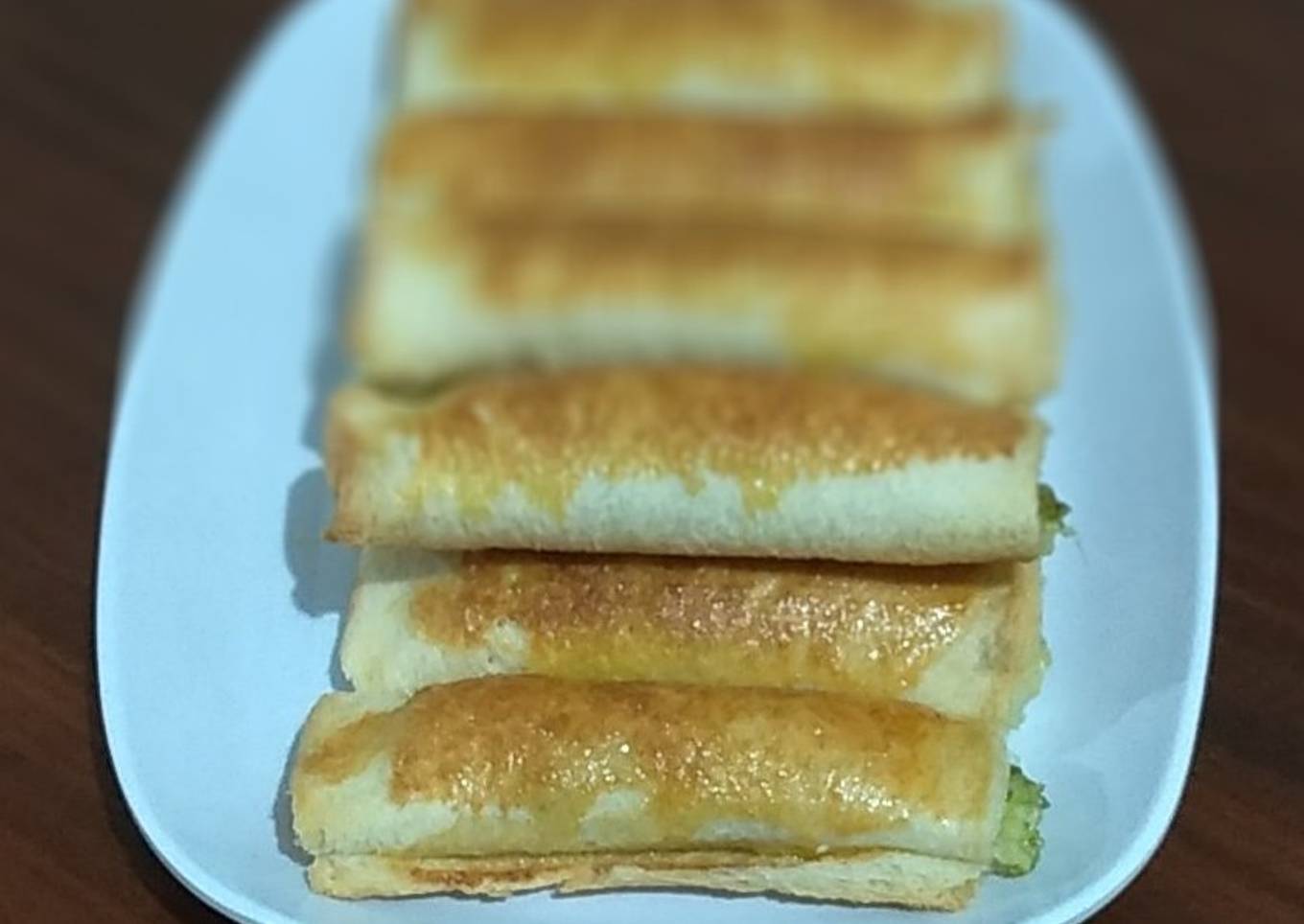 Roti panggang isi brokoli keju