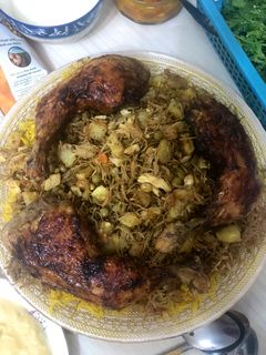 صورة لوصفة رز مدخن مع افخاذ الدجاج