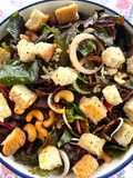 สลัดสวิสชาร์ดกับขนมปังกระเทียมน้ำสลัดพริกหวานย่าง🫑🥬Swiss Chard Salad with Roasted Garlic and Capsium dressing🫑🌶️