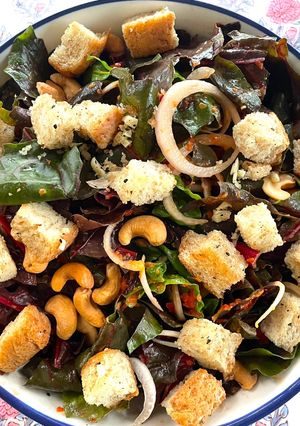 รูปของ สลัดสวิสชาร์ดกับขนมปังกระเทียมน้ำสลัดพริกหวานย่าง🫑🥬Swiss Chard Salad with Roasted Garlic and Capsium dressing🫑🌶️