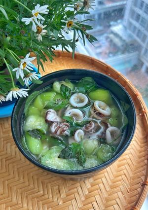 Hình của món Canh Mực Nấu Mướp Húng Quế.