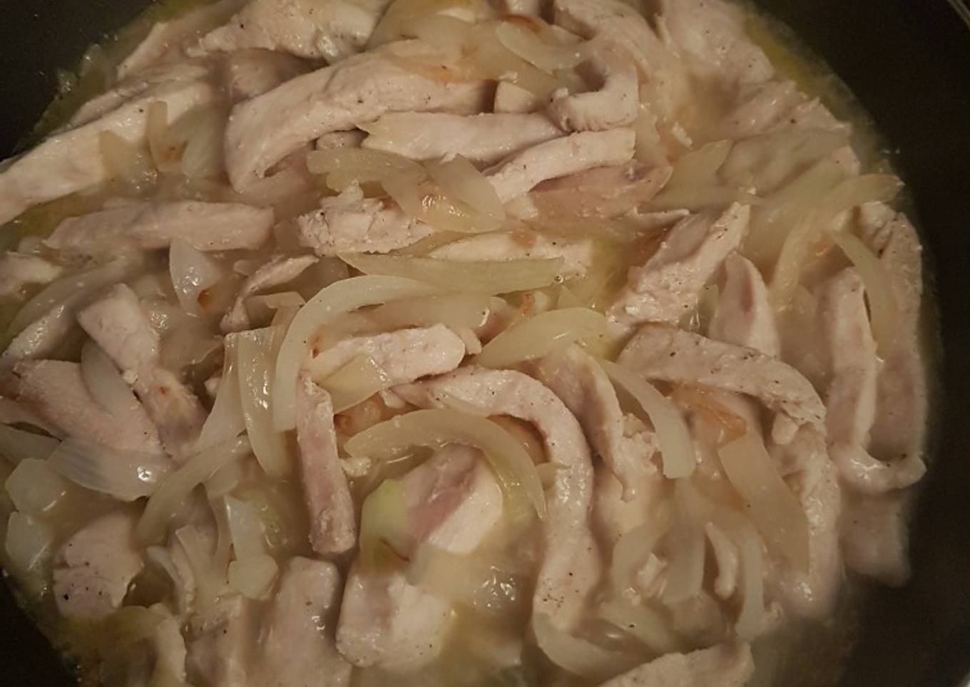 Pollo encebollado