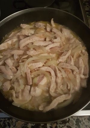 Una foto de Pollo encebollado