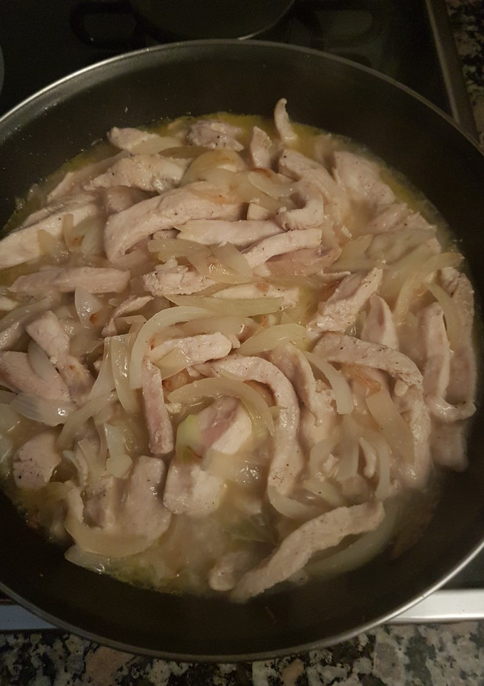 Una foto de Pollo encebollado
