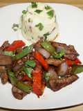 Hígado de vacuno saltado y puré de papas al ajillo