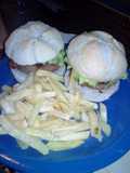 Hamburguesas caseras con aderezo de palta