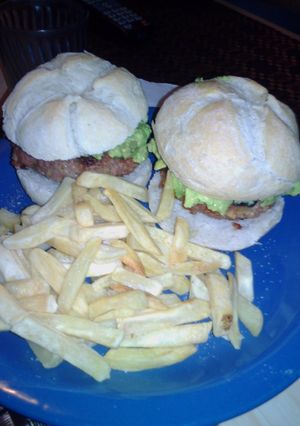 Una foto de Hamburguesas caseras con aderezo de palta