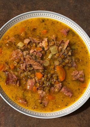 Mustáros-tejfölös lencseleves füstölt tarjával recept fotója