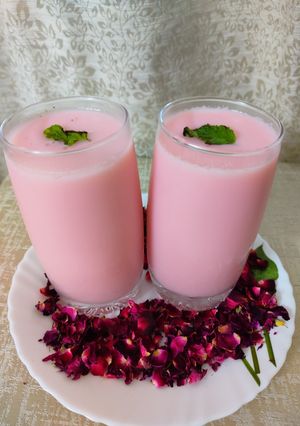 A picture of Roohafza Lassi.