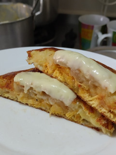 Una foto de Arepa de yuca y mazorca rellenas de pollo y queso🫓🌽🥯!!!