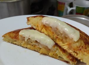 Una foto de Arepa de yuca y mazorca rellenas de pollo y queso🫓🌽🥯!!!