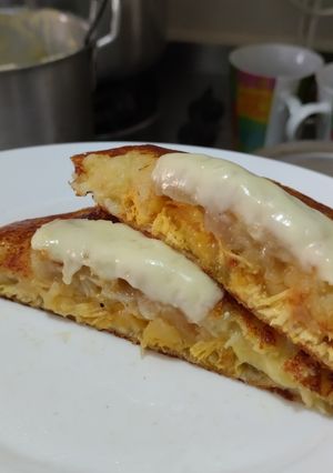 Una foto de Arepa de yuca y mazorca rellenas de pollo y queso🫓🌽🥯!!!