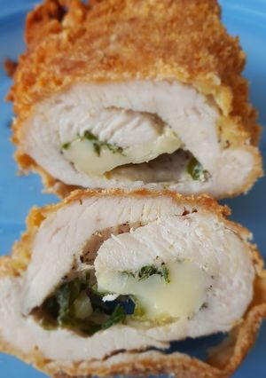 Sajtos fokhagymás kijevi csirkemell recept fotója