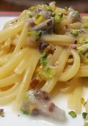 A picture of Linguine with Gorgonzola, Cacio e Pepe, and Crushed Pistachios.