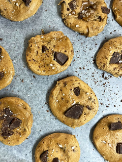 Una foto de Galletas veganas con chips de chocolate 🍪