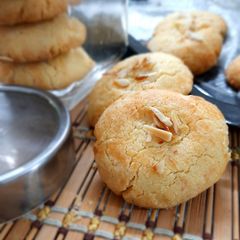 A picture of Almond Cookies.