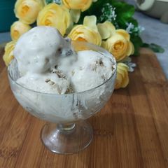 A picture of Vanilla Cookies Ice Cream.