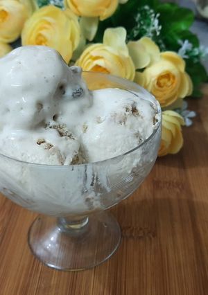 A picture of Vanilla Cookies Ice Cream.