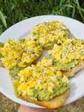 Tostón con Palta y Huevo