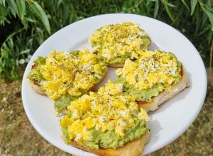 Una foto de Tostón con Palta y Huevo