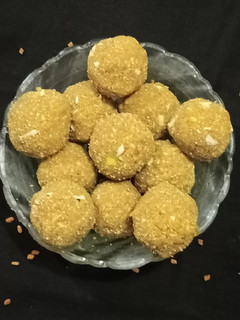 મેથી ના લાડુ (Methi Ladu Recipe In Gujarati) રેસીપી મુખ્ય ફોટો
