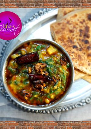 A picture of Lasooni Dal Palak.