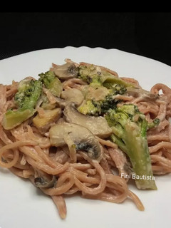 Una foto de Pasta fresca espaguetis con polvo de remolacha