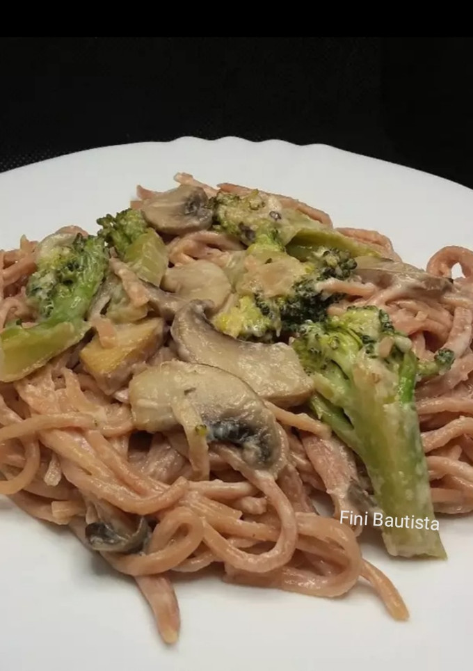 Una foto de Pasta fresca espaguetis con polvo de remolacha