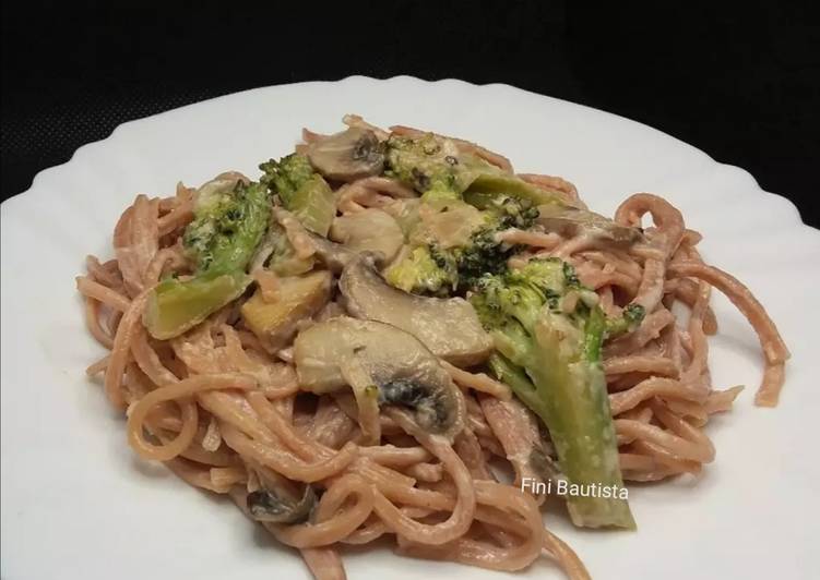 Pasta fresca espaguetis con polvo de remolacha