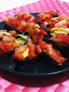 Una foto de Mejillones con tomate y pimiento
