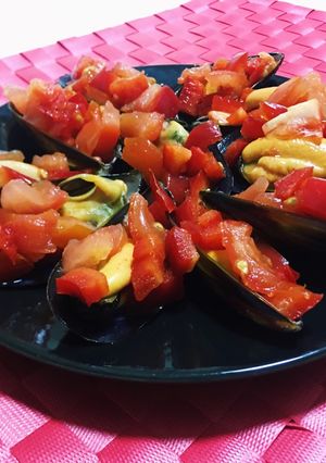 Una foto de Mejillones con tomate y pimiento