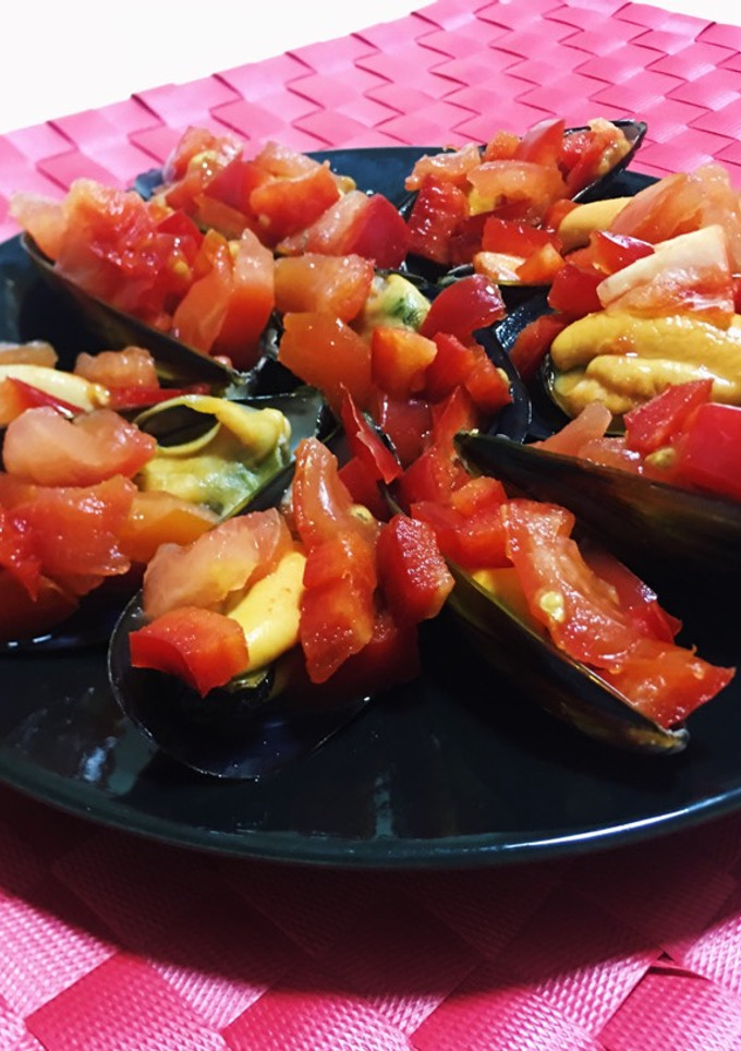 Una foto de Mejillones con tomate y pimiento