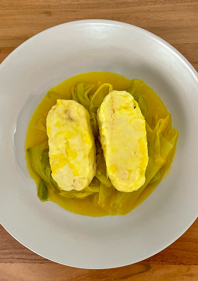 Una foto de 🐟 Merluza en salsa de puerros al azafrán 💛
