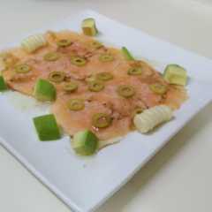 Una foto de Carpaccio de salmón
