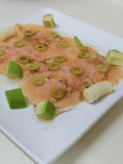 Una foto de Carpaccio de salmón