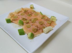 Una foto de Carpaccio de salmón