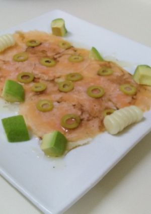 Una foto de Carpaccio de salmón