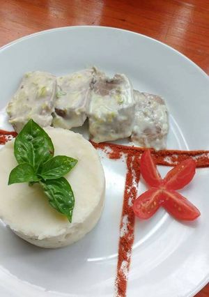 Una foto de Lengua de cerdo con crema de puerro y puré