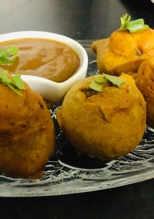 A picture of Batata Vada😍.