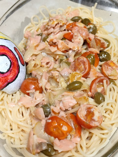 Una foto de Espaguetis con salmón y tápenas