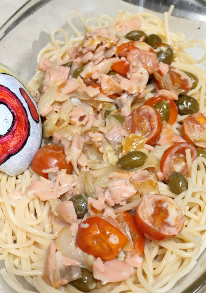 Una foto de Espaguetis con salmón y tápenas