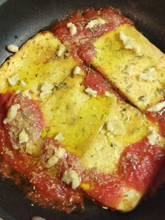 Una foto de Tofu con tomate y queso vegano