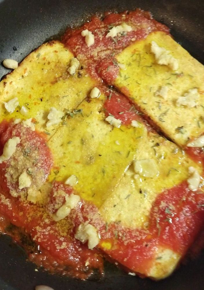 Una foto de Tofu con tomate y queso vegano