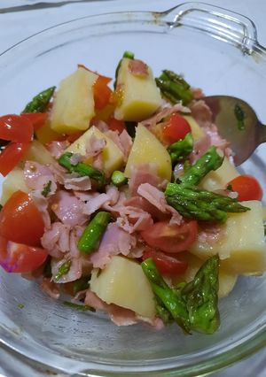Una foto de Ensalada con jamón, cherry, espárragos y papa