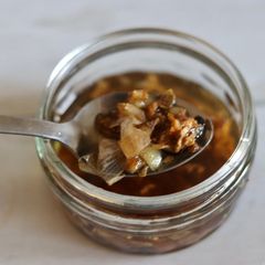 A picture of Garlic oil - kra teum Jeaw 🧄.