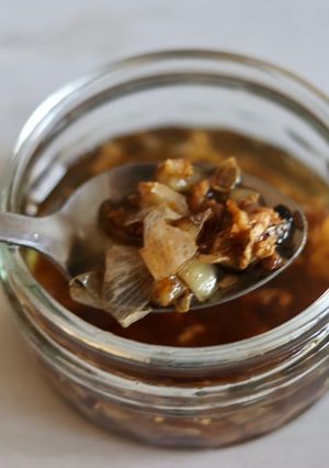 A picture of Garlic oil - kra teum Jeaw 🧄.