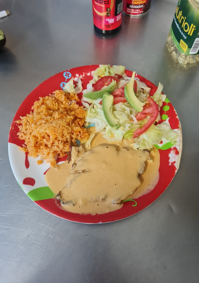 Una foto de Pechuga de pollo con salsa de chipotle!!! 😋 deliciosa