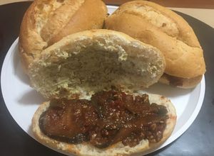 Una foto de Tortas de Berenjenas al adobo como lunch para día de campo